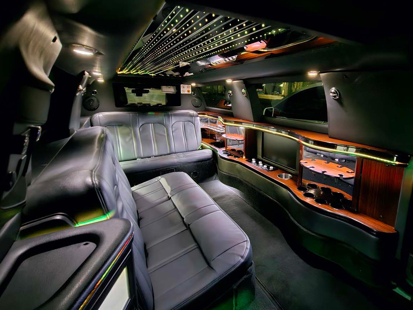 Why a Toronto Limousine Service Belongs in Your Wedding Transportation Plan